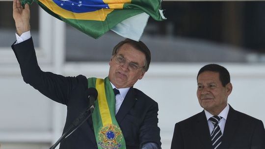 Bolsonaro cria 13º salário para o Bolsa Família