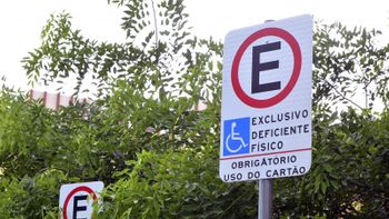 Idosos e PCDs devem identificar veículos com cartão de estacionamento em vaga especial