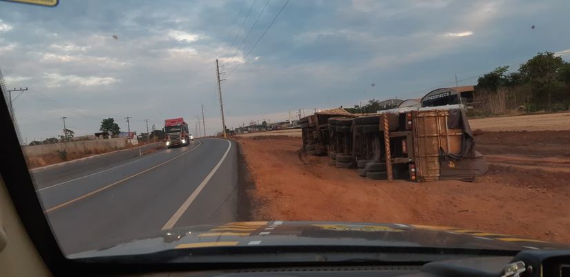 Motorista que ingeriu bebida alcoólica tomba carreta na BR 364