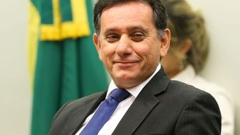 Líder do PSDB abusa do "cotão"