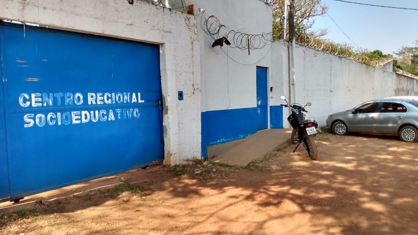 Adolescentes agridem agentes, abrem portão e fogem do Socioeducativo de Rondonópolis 