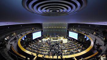 Deputados federais eleitos e reeleitos tomam posse nesta manhã