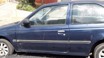 Prefeitura faz asfalto pela metade em rua por conta de carro abandonado