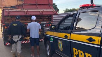 PRF apreende carreta com carregamento ilegal de madeira