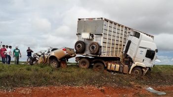 Motorista morre preso às ferragens após bater de frente com carreta na BR-364