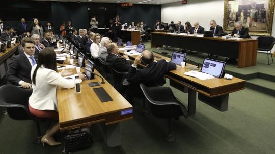 Câmara pode votar hoje mudanças no sistema eleitoral