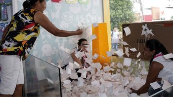 Centrofarma sorteia TV da promoção Você Sempre Ganha