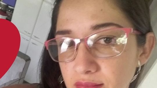 Professora morre após pneu de caminhonete estourar e veículo capotar