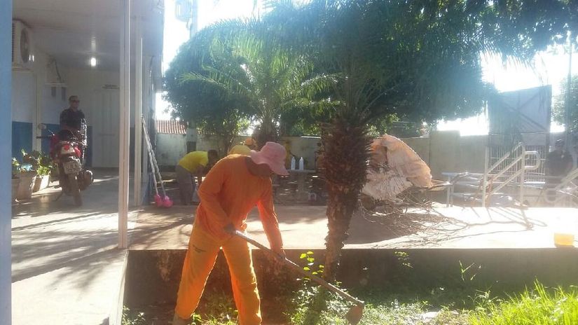 Reeducandos da Mata Grande realizam limpeza de escola 