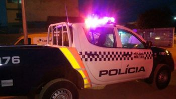 Homem é preso tentando se esconder atrás de poste após cortar pescoço de esposa 