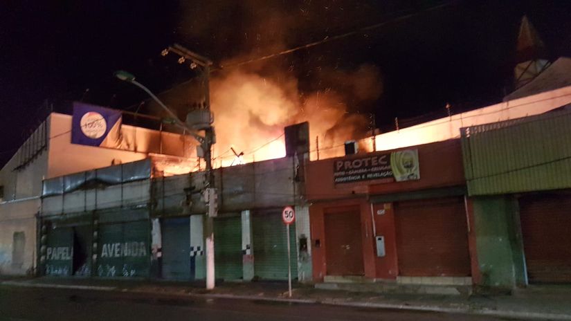 Comerciante sai às pressas de loja durante incêndio em Cuiabá 