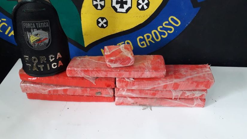 Traficantes são presos pela PM com 7 tabletes de maconha