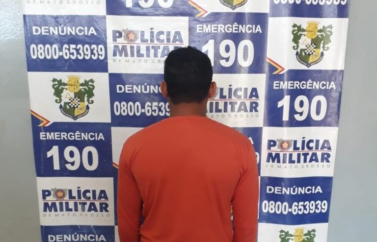 Homem é preso ao ser flagrado se masturbando dentro de supermercado 