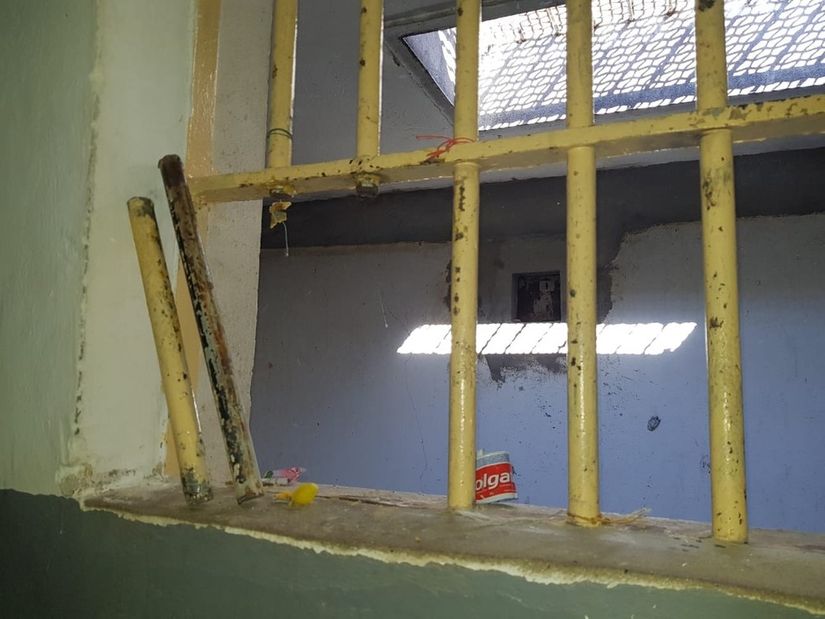 Agentes evitam fuga após presos serrarem grades de celas em penitenciária
