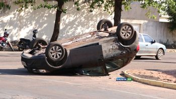 Veículo atravessa no sinal vermelho e causa capotamento no Centro de Rondonópolis