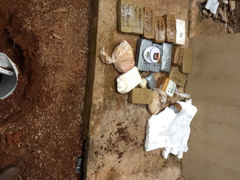 Traficante peruano é preso pela PM com cocaína enterrada dentro de residência 
