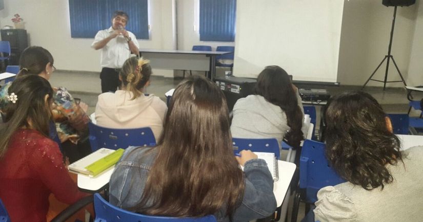 Médicos e enfermeiros discutem atenção de saúde ao idoso