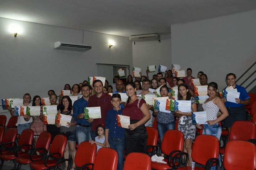 Thiago Silva entrega certificados do curso de Gestão Pública da FUG para estudantes