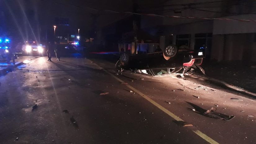 Motorista fica ferido após tentar fugir da polícia e capotar veículo em Cuiabá