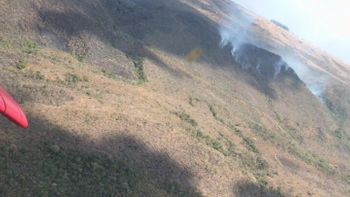 Bombeiros combatem incêndio em área de proteção das cabeceiras do Rio Cuiabá