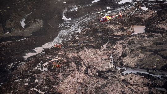 Bombeiros retomam buscas após rompimento de barragem em Brumadinho