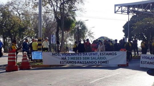 Vigilantes da UFMT fecham guarita em protesto por falta de pagamentos 