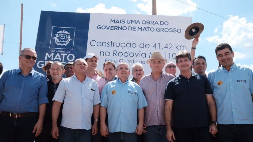 Taques lança pavimentação e entrega maquinários em Guiratinga