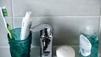 Escova de dentes normal ou elétrica: qual é a melhor?