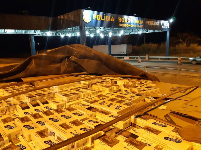Motorista é preso pela PRF com 210 mil maços de cigarros contrabandeados