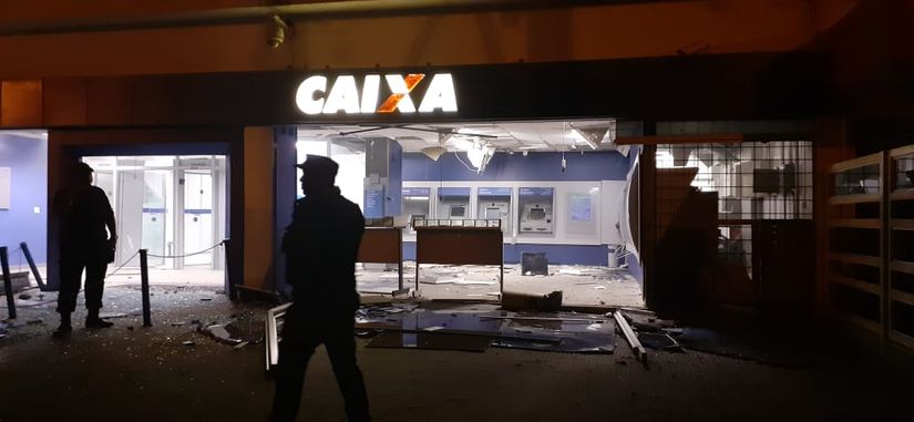 Homens explodem caixa eletrônico da Caixa na 13 de junho