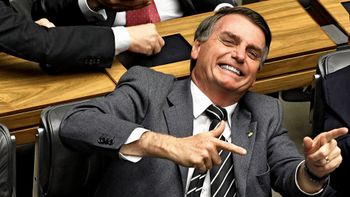 Filho diz que Bolsonaro teve "noite delicada", mas passa bem
