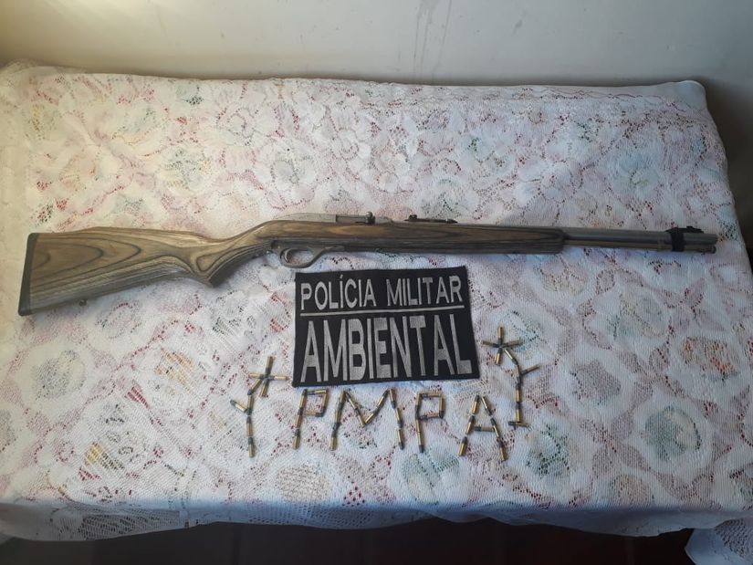Homem é flagrado pela Polícia Ambiental com espingarda e 49 munições