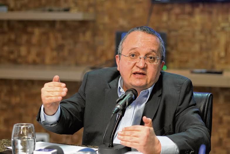 Na crise que pegou em cheio os Estados, Pedro Taques "rebola" para manter equilíbrio das contas