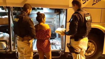 Mulher com documento falso é presa em ônibus por tráfico de drogas