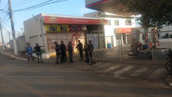 Posto de combustível é alvo de criminosos em Cuiabá; suspeitos fogem e deixam explosivo 