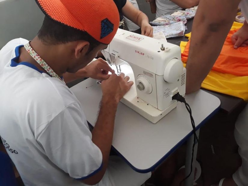 Reeducandos costuram próprios uniformes e fazem lembrança para mães