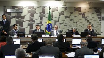 Oposição lê votos em separado ao relatório da reforma trabalhista em comissão do Senado