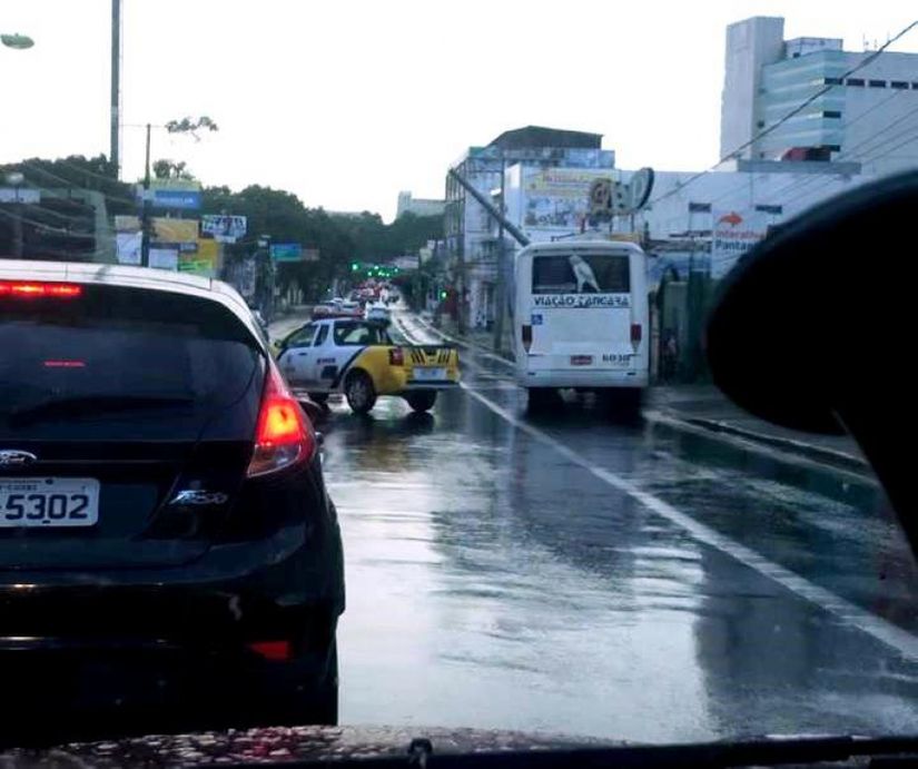 Ônibus perde controle e derruba poste na Avenida Isaac Póvoas