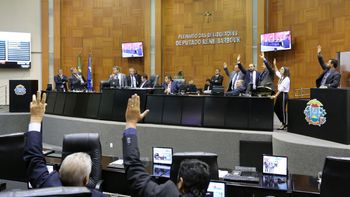 Sob protestos, AL aprova FETHAB, RGA e extinção de empresas públicas