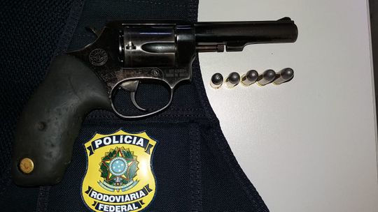 Motorista e passageiro são detidos com arma e munições durante operação