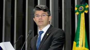 “O único radicalismo saudável é a democracia”, diz Medeiros em discurso