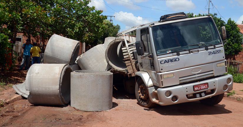 Erosão “engole” caminhão de empresa no Carlos Bezerra