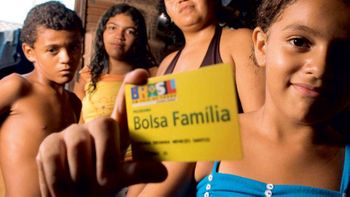 O Programa Bolsa Família reduziu as taxas de extrema pobreza em um quarto (25%) e de pobreza em 15%.