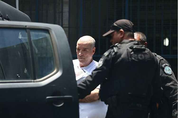De cabeça raspada, Eike é transferido para o Bangu 9
