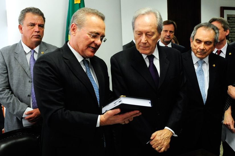 Presidente do Senado, Renan passa condução do impeachment para Lewandowski