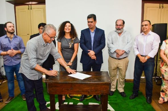 Emanuel assina Ordem de Serviço para retomada das obras da Casa de Bem-Bem