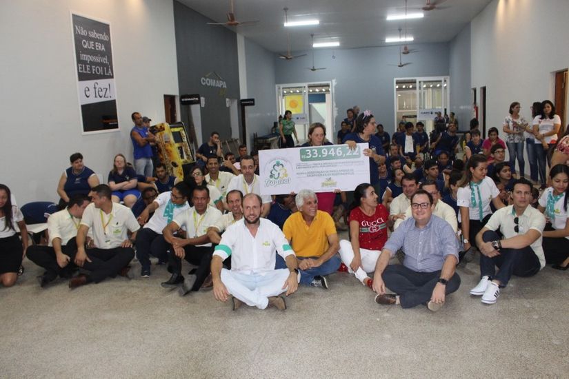 Tropical Supermercados entrega cheque para Apae de Rondonópolis  