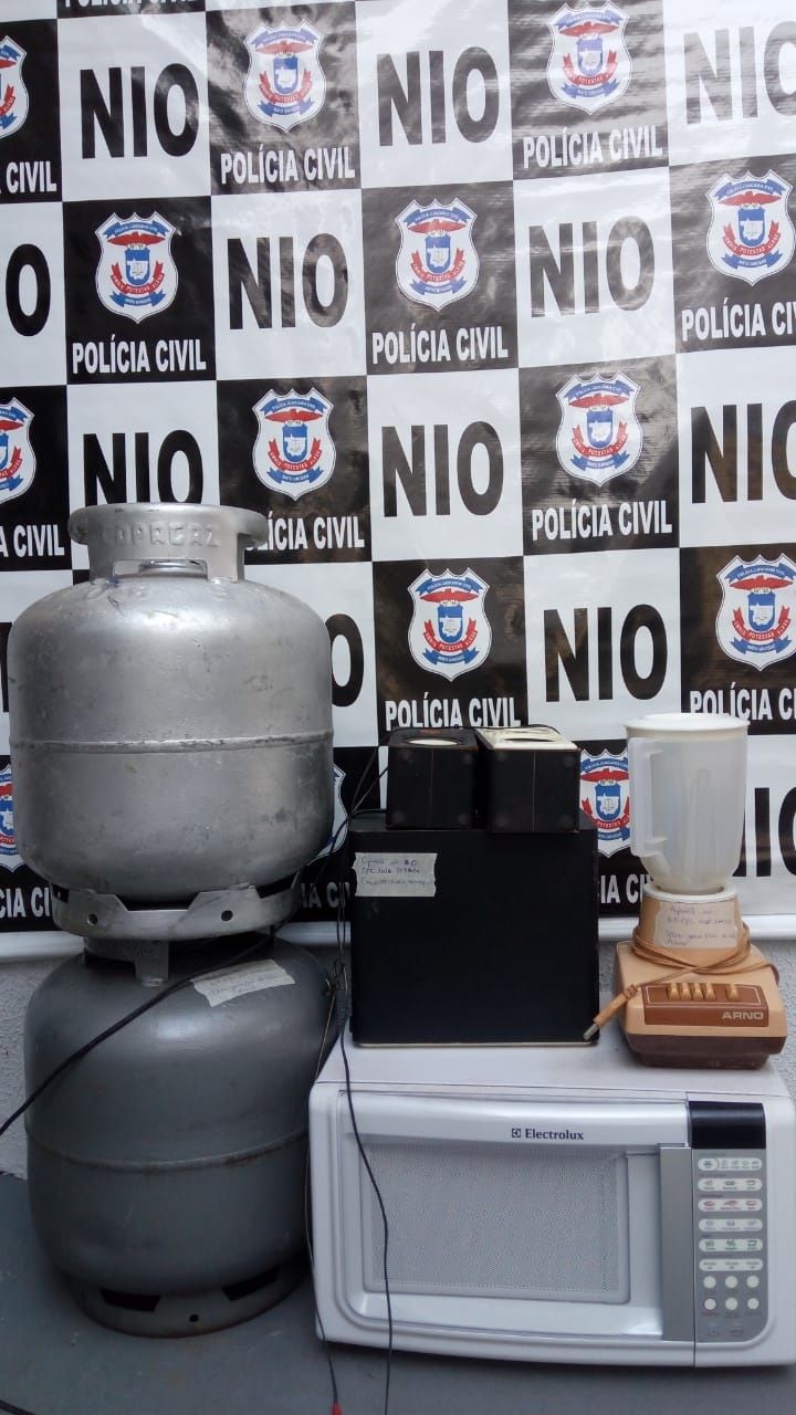 Jovens são presos por furto após serem flagrados com objetos do crime