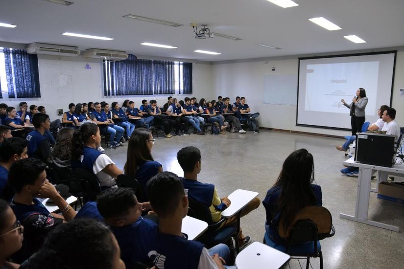 Jovens aprendizes participam de palestra sobre direitos LGBTI