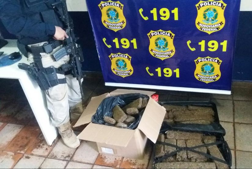 PRF apreende mala com 30 quilos de maconha próximo a Barra do Graças